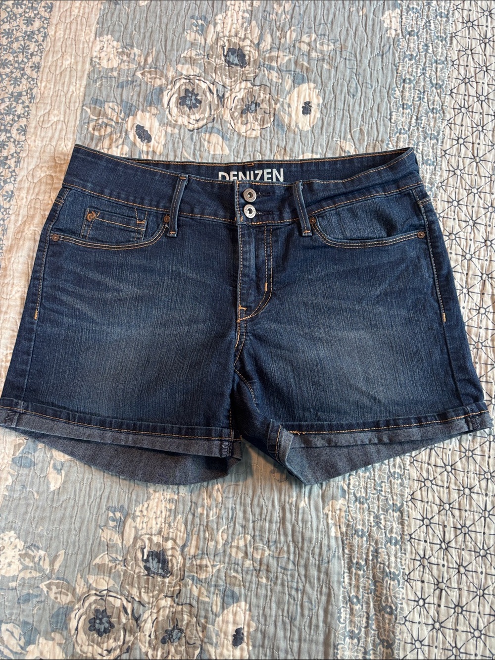 Denizen from Levi's Dark Blue Rolled-Hem Denim Shorts size 4. Like new.